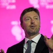 PayPal seeks U.S. approval to form bank, offer small business loans